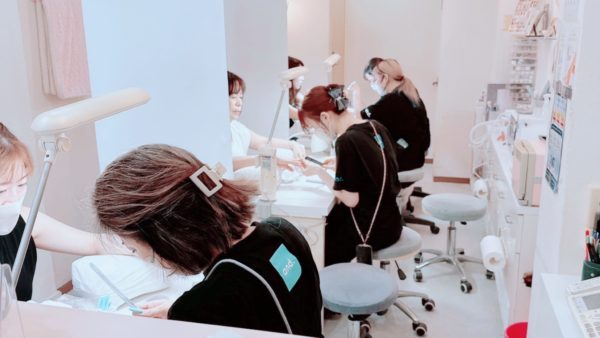 福岡アンドネイルの仕事風景