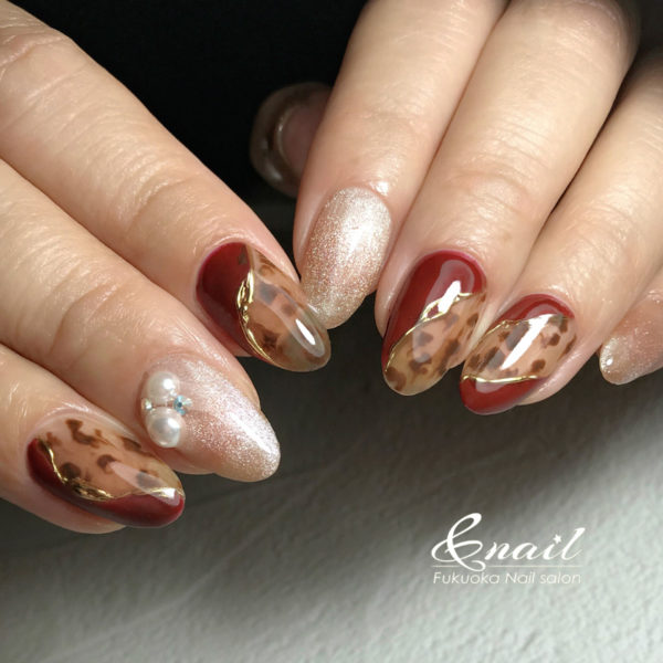 深みのあるボルドーとヒョウ柄が叶える