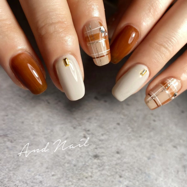 チェックを添えた大人ネイル