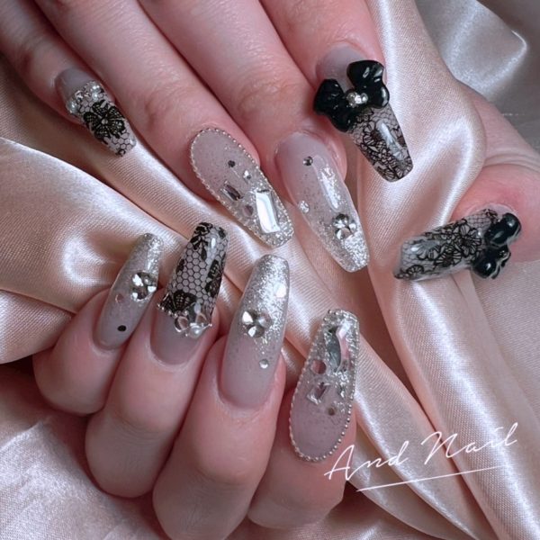 ブラックレース ×シルバーラメのガーリーネイル
