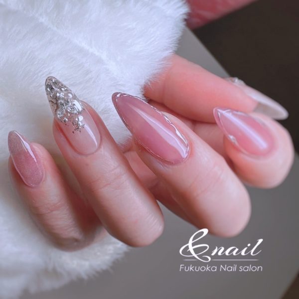 指先がいちばん綺麗に見える大人シンプルネイル