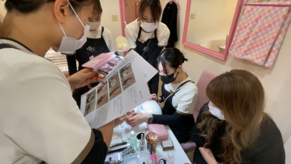 福岡アンドネイルの大人ネイルデザイン勉強会の風景