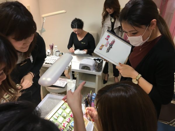 福岡アンドネイルのネイルカラー勉強会