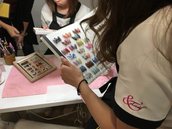 福岡アンドネイルのネイルデザイン・トレーニング風