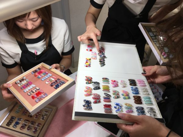 福岡アンドネイルのネイルデザイン企画会議