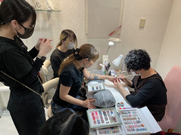 ネイルデザイントレーニング風景