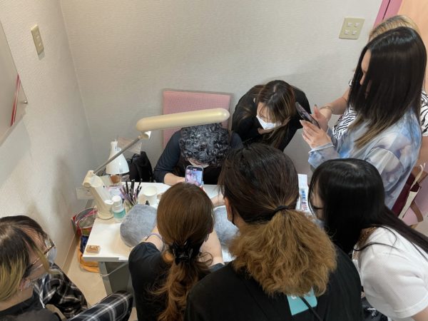 福岡アンドネイルのデザイン練習風景