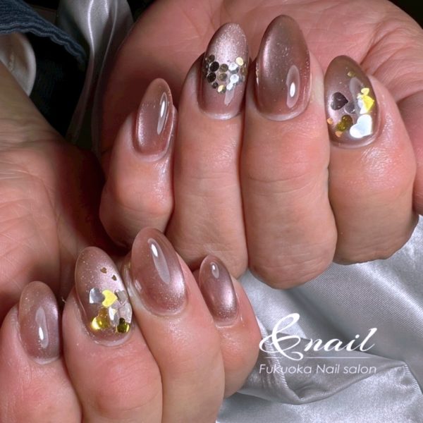 ブラウンベージュのマグネットネイル