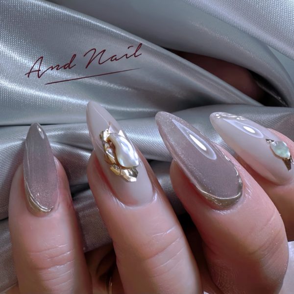 グレージュ系のマグネットネイル