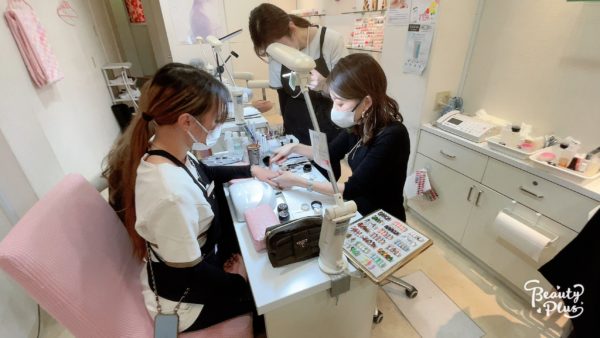 福岡アンドネイルの技術練習風景