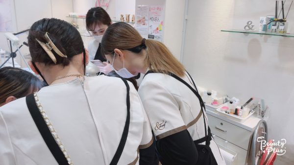 福岡アンドネイルのネイル トレーニング風景