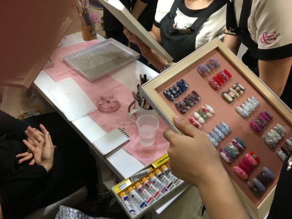 福岡アンドネイルのネイルデザイン研究会風景