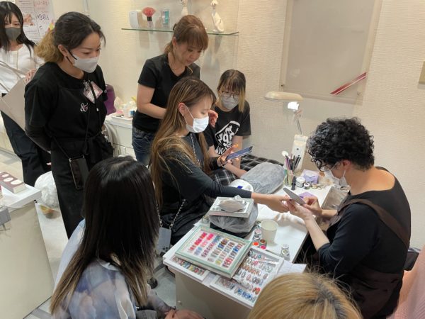 福岡アンドネイルは技術向上のため日々練習をしています。
