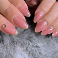 お洒落な大人の細フレンチネイル