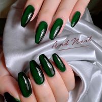 グリーンとブラックのお洒落ネイル