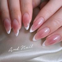 チーク・ホワイトフレンチネイル