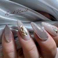 大人っぽい色使いと輝き・マグネットネイル