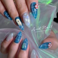 こちらは夏らしいドロップネイルと水面ネイルのデザインです。涼しげなブルーのベースに水面をイメージしたアートや浮き輪のパーツが夏気分を演出。遊び心がありながらもおしゃれな指先を楽しめます。