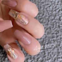 こちらは大人っぽさを引き立てるニュアンスネイルデザインです。落ち着いたベージュトーンに繊細なゴールドアートやシェルが組み合わさり、上品で洗練された指先を演出。シンプルながら奥行きのある仕上がりが魅力です。