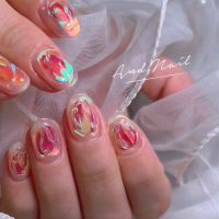 こちらはカラフルで涼しげなうるうる氷ネイルです。透明感あふれるベースに鮮やかなカラーが溶け込むようにデザインされ、まるで氷の中に閉じ込めたような美しい仕上がり。夏にぴったりの華やかな指先を演出します。