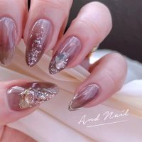 こちらは夏らしいキラキラ輝くネイルデザインです。透明感のあるベースにラメやホイル、パールがアクセントとなり、指先を涼しげかつ華やかに演出。大人の夏コーデにぴったりの上品な仕上がりです。