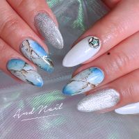 こちらは夏にぴったりのブルーニュアンスネイルです。爽やかなブルーのマーブル模様にホワイトとシルバーのアクセントが加わり、涼しげで上品な指先を演出。大人の夏コーデにぴったりのデザインです。