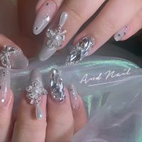 こちらはゴージャスなキラキラ埋め尽くしネイルデザインです。ビジューやパール、ラメが指先を贅沢に彩り、輝きが際立つ仕上がり。特別な日や華やかなシーンにぴったりの存在感あふれるデザインです。