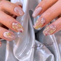 こちらは夏にぴったりのフラワーネイルで、大人女子におすすめのデザインです。繊細な花柄アートが透明感のあるベースに映え、控えめなラメが上品さをプラス。涼しげで女性らしい指先を演出します。