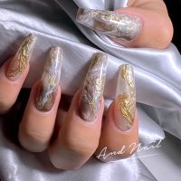 こちらはニュアンススカルプネイルデザインです。透明感のあるマーブル模様にゴールドのアートがアクセントとなり、洗練された大人の雰囲気を演出。指先に高級感をプラスする美しい仕上がりです。