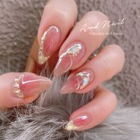 こちらは透明感とツヤ感が魅力的なうるうるチークネイルです。ほんのり色づくチークカラーが指先に優しい印象を与え、ゴールドのアートがエレガントさをプラス。シンプルながらも華やかなデザインです。