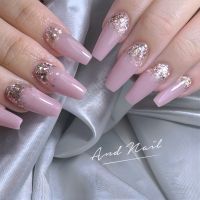 こちらは夏にぴったりのスカルプネイルデザインです。柔らかなピンクにキラキラ輝くラメがアクセントとなり、反り爪もしっかり美しくカバー。華やかでエレガントな指先を演出します。