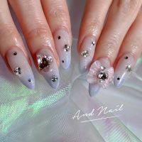 こちらは夏らしいリボンを取り入れたグラデーションネイルです。涼しげなパステルカラーに繊細なラメが輝き、立体的なリボンパーツが指先に華やかさをプラス。エレガントで女性らしいデザインです。