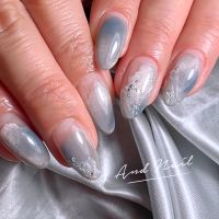 こちらは大人の魅力を引き立てるニュアンスネイルです。透明感のあるグレーやシルバーを基調とし、繊細なラメやアートが洗練された印象を演出。シンプルながら奥行きのある上品なデザインです。