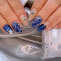 こちらは夏に映えるブルーマグネットネイルデザインです。深みのあるブルーとマグネットの繊細な輝きが指先を幻想的に彩り、ゴールドのアクセントが上品さをプラス。涼しげで洗練された夏の装いにぴったりです。