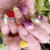 こちらは夏らしいフルーツをモチーフにした盛り合わせネイルです。スイカ、パイナップル、オレンジ、キウイ、ブドウがリアルに描かれ、ぷっくりとした立体感が可愛らしさを演出。指先から元気があふれるデザインです。