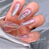 こちらは幻想的な輝きを放つオーロラマグネットネイルです。見る角度によって変わるオーロラカラーが指先を美しく彩り、シルバーのラインが洗練されたアクセントに。華やかさと透明感が魅力のデザインです。