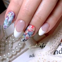こちらはリゾート感あふれるアロハフラワーネイルデザインです。鮮やかなフラワーアートとホワイトフレンチの組み合わせが南国の雰囲気を演出。夏のバカンスや特別なシーンにぴったりの華やかな仕上がりです。
