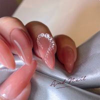 こちらは本物のダイヤモンドを使用した豪華なネイルデザインです。高度な技術でしっかりと固定され、パーツが取れない安心感も魅力。エレガントで特別な日の指先を彩る、贅沢な仕上がりです。