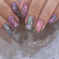こちらはキラキラ輝くオーロラ風カラフルマグネットネイルです。見る角度によって変わる色合いとホログラムの華やかさが指先を彩り、まるで幻想的なオーロラのような仕上がりに。特別な日にもぴったりです。