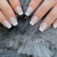 こちらは夏にぴったりのフレンチネイルデザインです。清潔感のあるホワイトフレンチが指先を美しく演出し、透明感のあるベースカラーが爽やかな印象をプラス。どんなシーンにもマッチする上品な仕上がりです。