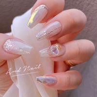 こちらは韓国風のトレンドネイルデザインです。透明感のあるホワイトやパール、ゴールドの輝きが絶妙にミックスされ、上品でエレガントな雰囲気を演出します。ポイントの立体アートも魅力的!