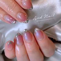 こちらはキラキラ輝くミラーフレンチネイルです。透明感のあるグラデーションをベースに、先端をミラーとストーンで豪華に装飾。上品さと華やかさを兼ね備えた指先が完成します。