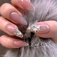 こちらはシェルネイルとくすみカラーネイルが融合したデザインです。上品なくすみピンクをベースに、繊細なシェルやパールが華やかさをプラス。洗練された大人の指先を演出します。