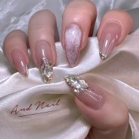 こちらは心地よい輝きを放つマグネットネイルデザインです。控えめなくすみカラーを基調に、キラキラとしたマグネットアートと繊細なシェルやラメが絶妙に調和。上品で洗練された指先を演出します。