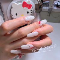 こちらはキティちゃんをモチーフにしたキュートなネイルデザイン(スカルプ)です。白を基調に、キティちゃんのリボンや顔のパーツがアクセントとなり、シンプルながらも愛らしさ満点!