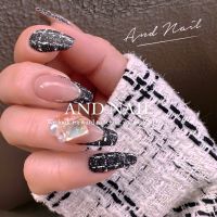 ツイードネイルは、洋服のツイード生地をイメージした模様を爪に再現するネイルデザインです。シックな色合いと繊細な模様が特徴で、大人の女性にぴったりの仕上がりになります。