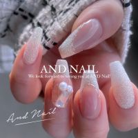 福岡・博多でも、この中洲川端エリアで人気のこのシュガーパウダーネイルは、冬の雪のようにしっとりとした質感と上品な輝きが特徴です。日常使いから特別なイベントまで、幅広いシーンで楽しめるデザインとなっています。