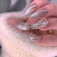 透明感のあるちゅるんネイル×マグネットの繊細な輝きが、手元を上品に彩ります。