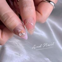 リボンモチーフとハートが可愛らしく映えるラベンダーフレンチネイルです。上品でガーリーな印象を持ちつつ、細部までこだわった洗練されたデザインですね。