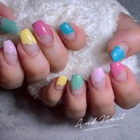ミントグリーン、レモンイエロー、ベビーピンク、ビビッドブルー…色とりどりのパステルカラーを使ったフレンチネイルに、キラリと輝くシルバーラインをプラス。スイートでポップ、それでいて甘すぎない絶妙なバランスが魅力です✨